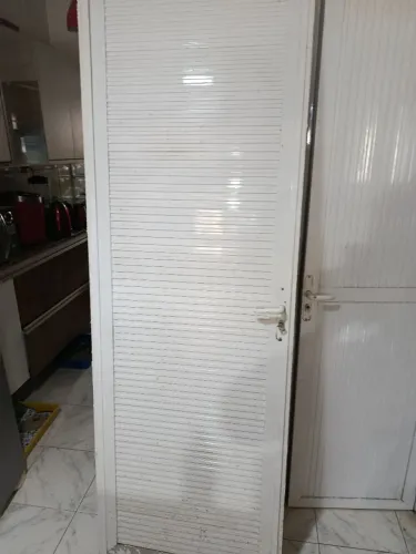 Porta de alumínio usada em boas condiçõe. Somente retirada s