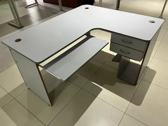 Mesa p/ escritório com apoio p/ teclado