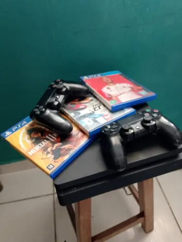 Vendo ps4 com controles e jogos