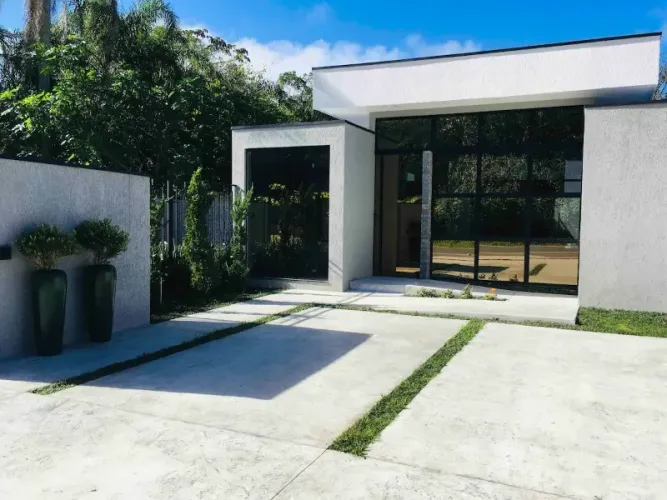 CASA NA PRAIA DO ESTALEIRO EM BALNEÁRIO CAMBORIÚ