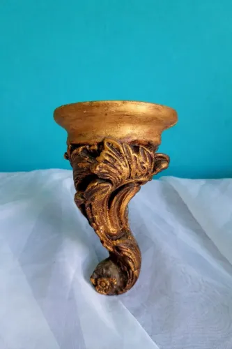 Linda e delicada peanha de parede em gesso com patina em dom dourado <br>