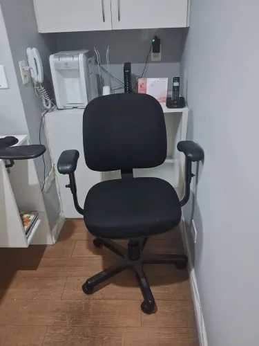 Cadeira de escritório com braço e rodinha