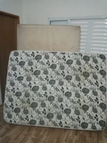 Colchão de casal D33 sleep confort em boas condições de uso acompanha cama box de brinde.