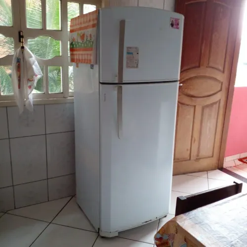 Vendo Geladeira. NÃO ESTÁ FUNCIONANDO - NAO SEI O PROBLEMA. R$200. Retirar no local 