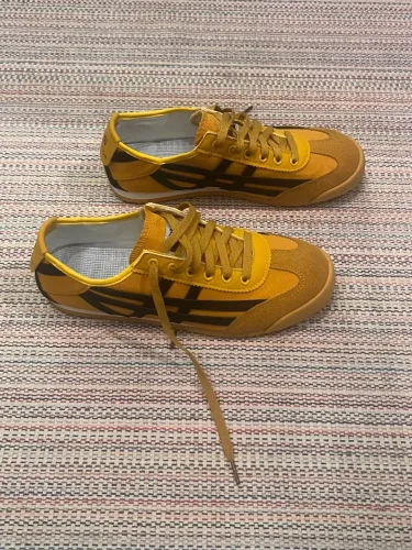 Tênis amarelo