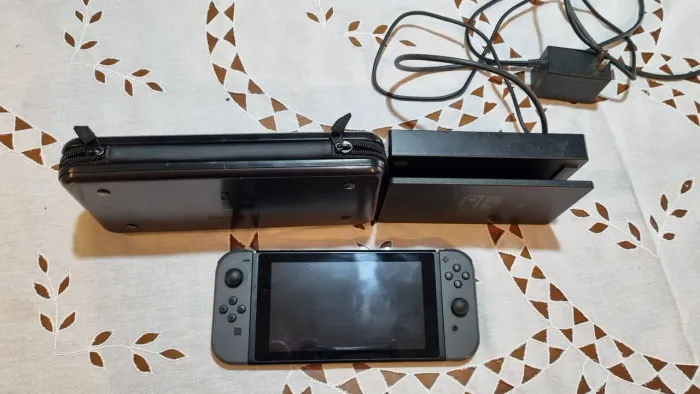 Nintendo Switch (V1) c/ Dock & Case 