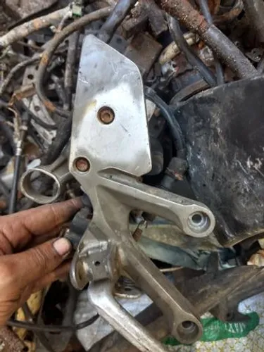 Bacalhau ou suporte da pedaleira da cb 1000 direito