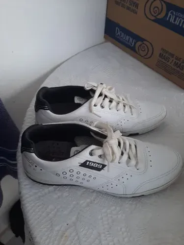 Sapatenis da marca na pegada