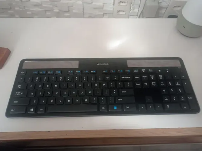 Teclado sem fio Logitech funciona a Luz Solar K750