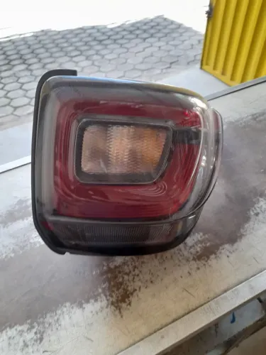 Lanterna traseira da fiat strada lado direito