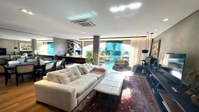 Casa em condomínio fechado com 3 suítes à venda em Florianópolis/SC.
