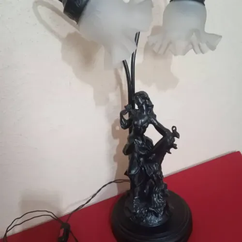 Abajour/ Luminária antigo com escultura