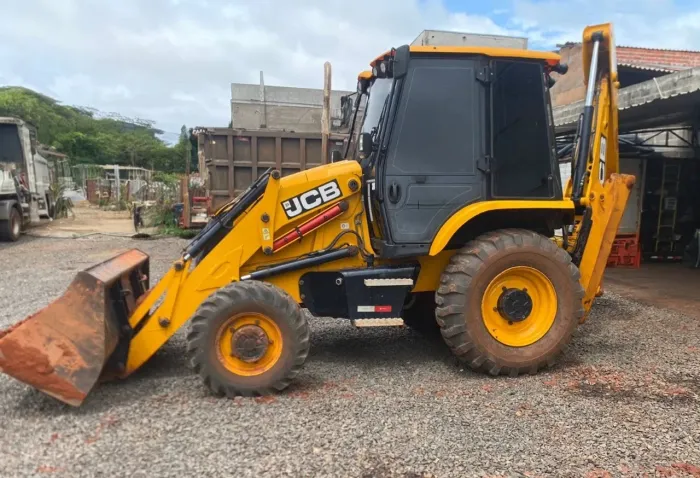 Retroescavadeira JCB 3CX ano 2023, 4x4, cabinada, com 3.000 horas, em SP