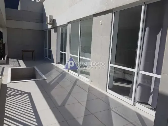 Cobertura com 2 quartos suítes, 2 vagas, infra no Humaitá.
