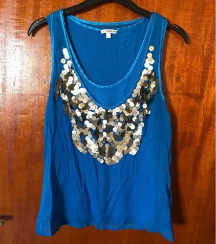 Blusa feminina com apliques frontais