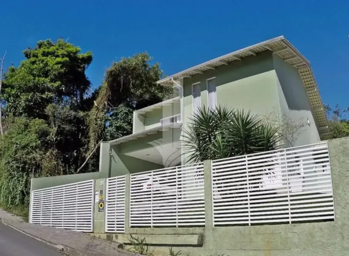 Linda casa no bairro do Salto na divisa com Escola Agricola