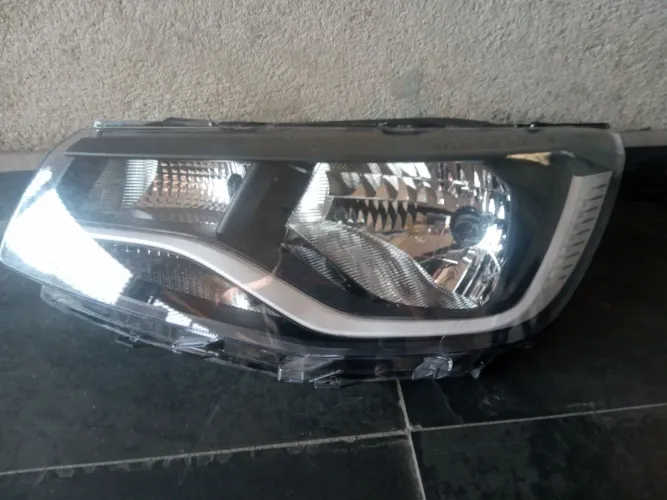 Farol Esquerdo Volkswagen Saveiro Trendline Robust Extreme 2024 