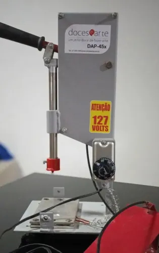 Prensa térmica com pedal para forminhas de doce + 9 golfradores
