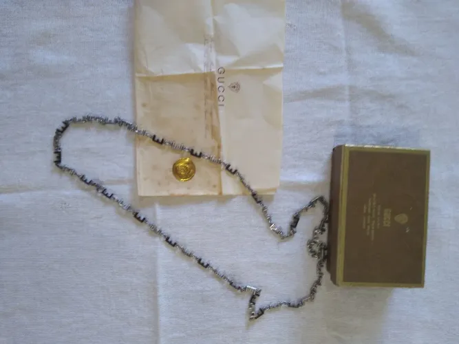 Colar Gucci   em prata com a LETRA. E  original