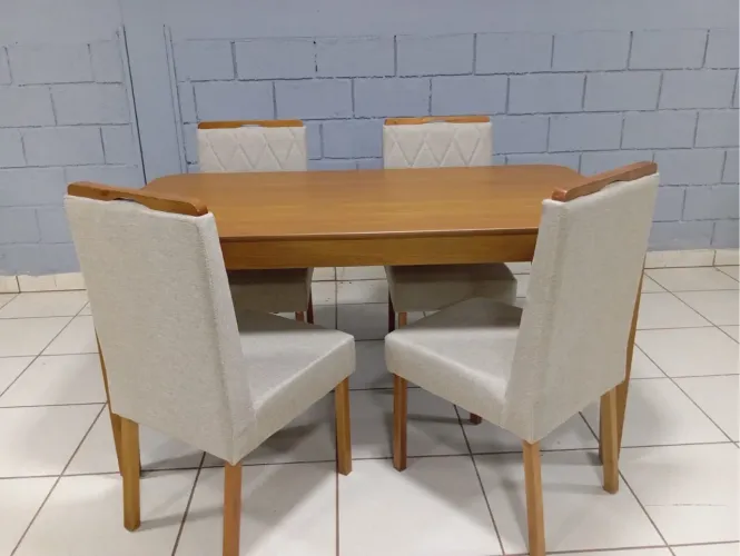 Mesa de Jantar com 4 Cadeiras - Elegância e Conforto