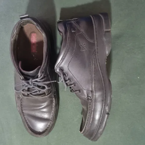 Sapatos de couro pretos