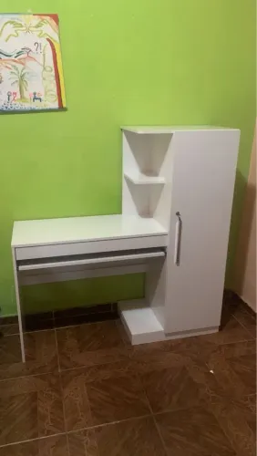 Escrivaninha branca com armário e prateleiras
