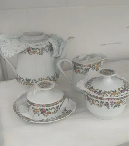 Conjunto de Chá em Porcelana com Flores antigo 