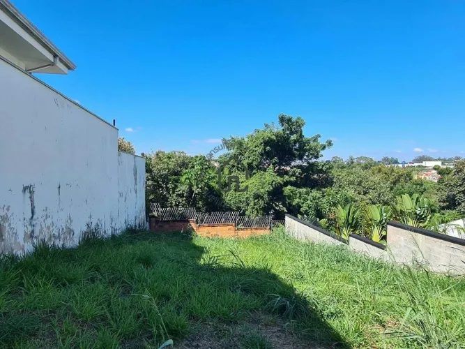Terreno à venda no Condomínio Bosque dos Cambarás em Valinhos-SP.