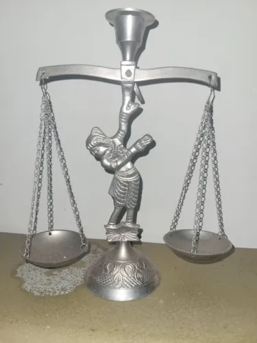 Castiçal, metal branco;