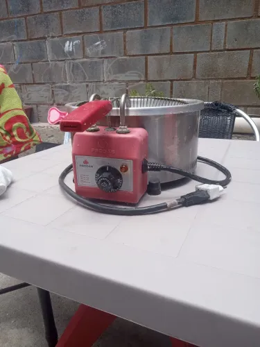 Fritadeira Elétrica PROGAS,e uma chapa sanduicheira PROGAS COM POUCO TEMPO DE USO