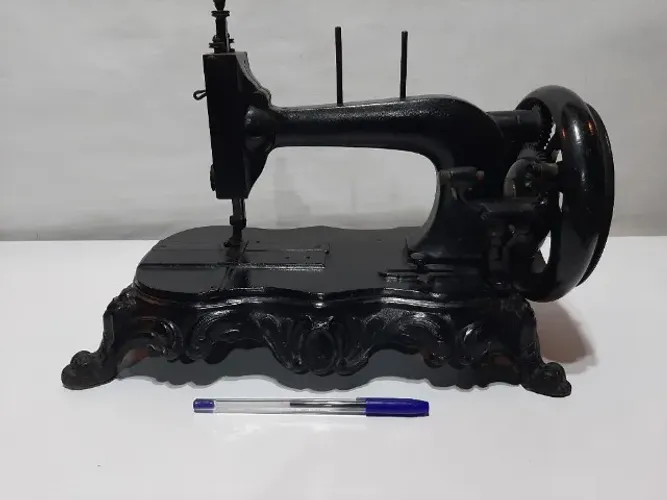 Máquina de costura alemã antiga