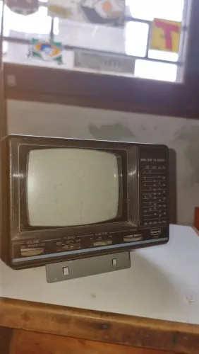 Tv e tadio cce! Fuincionando! Esta velha meio frouxa mas funcionando! Antiguidade barato!!