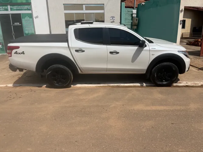 Mitsubishi L200 Tri. Outdo. GLS 2.4 CD 4X4 Die. AUT 2024