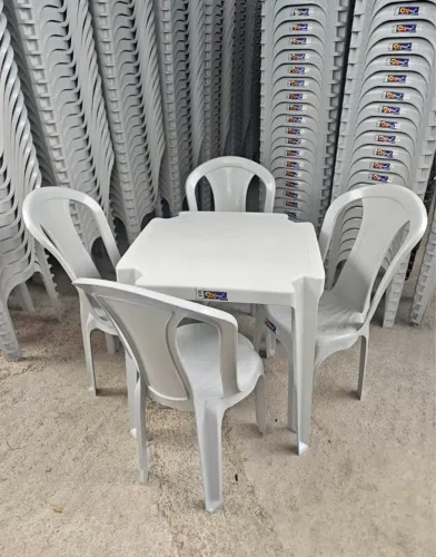 Conjunto de mesa e cadeiras de plástico para comércio