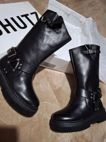 Bota Schutz Preta Couro Tratorada com Fivelas