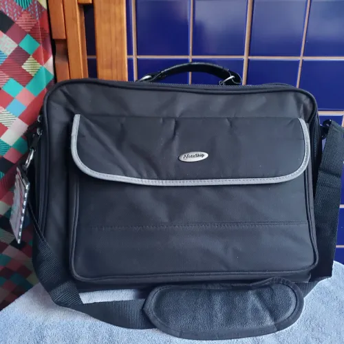 PASTA P/LAPTOP E NOTEBOOK/REAL ESTADO ZERO KM/R$ 255,00 REAIS/ACOLCHOADA P/PROTEÇÃO TOTAL.