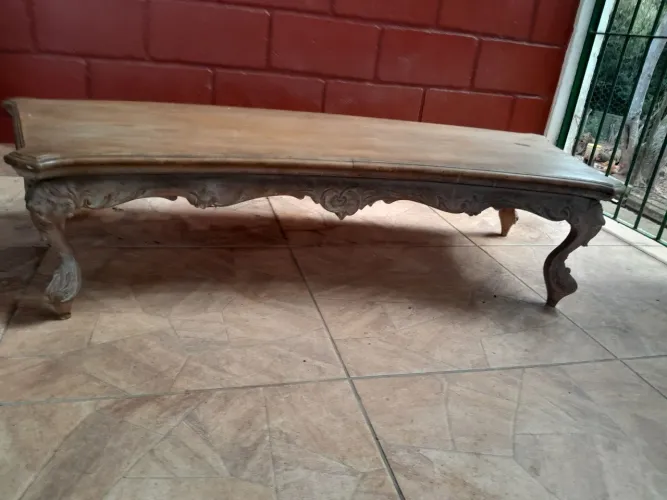 Mesa de Centro Clássica com Detalhes Entalhados