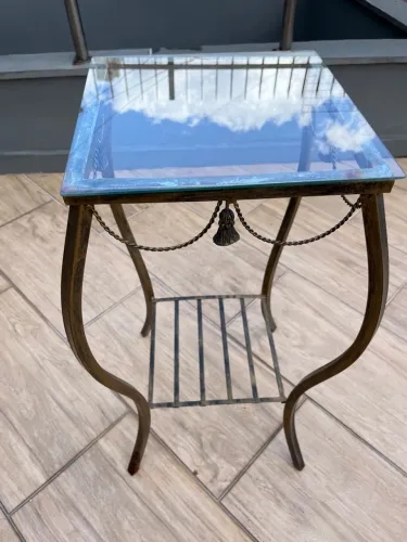 Mesa de canto de ferro com tampo de vidro - vintage e elegante