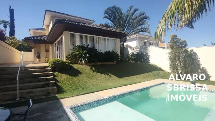 Casa com piscina e quatro suítes sendo uma no primeiro piso no condominio Jardim Theodora