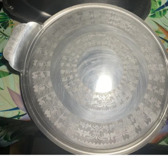 Bandeja em metal com detalhes em relevo