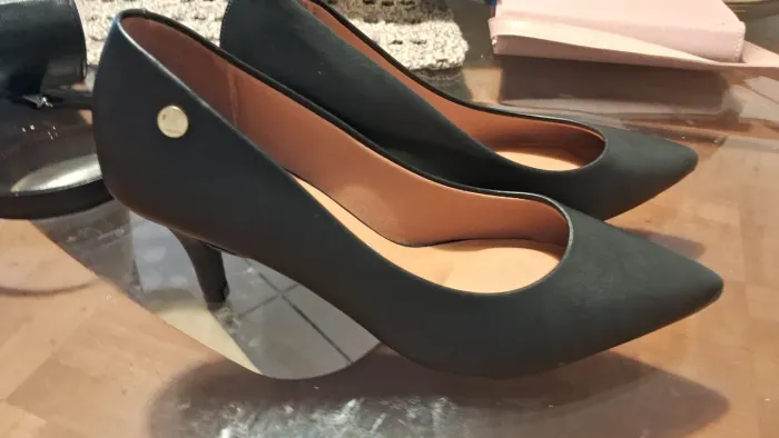 Scarpan salto alto preto novo, couro vizzano