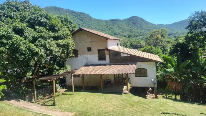 Chácara mine sitio area 3000 m2, casa com 270m2 contruida 4 quartos, com escritura RGI.