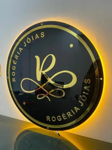 Placa redonda iluminada em acrílico