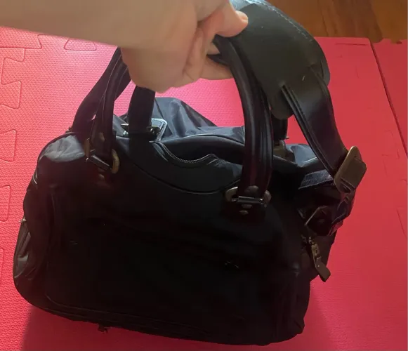 Mala preta com rodinhas com detalhes em couro