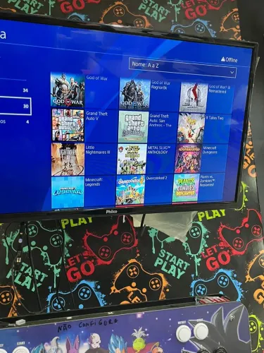 PlayStation 4 Desbloqueado e lotado de jogos.