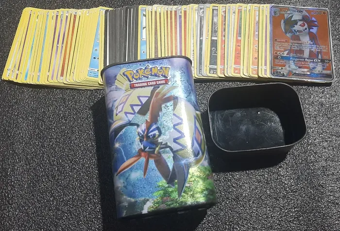 Cartas de pokémon + lata de pokémon