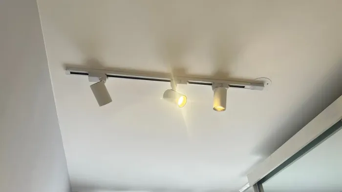 Luminária da Empalux com 3 Spot Led amarela 