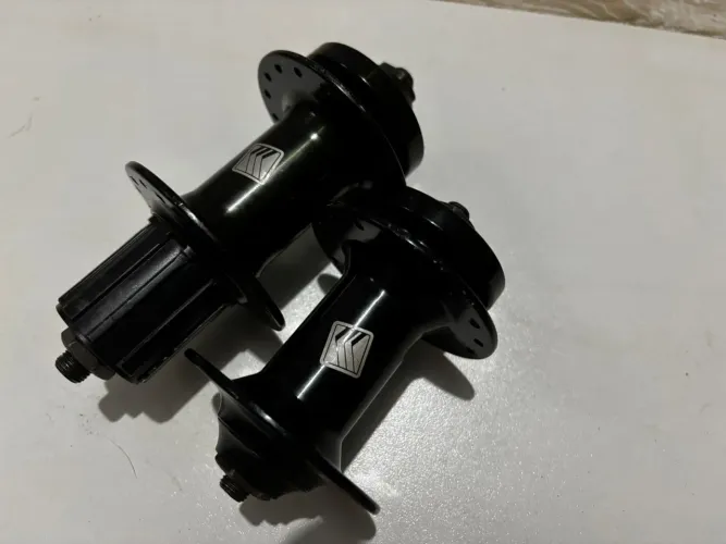 Par de cubos de roda de bicicleta