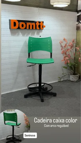 Cadeira caixa cor verde Seminova - Em até 6x sem juros 