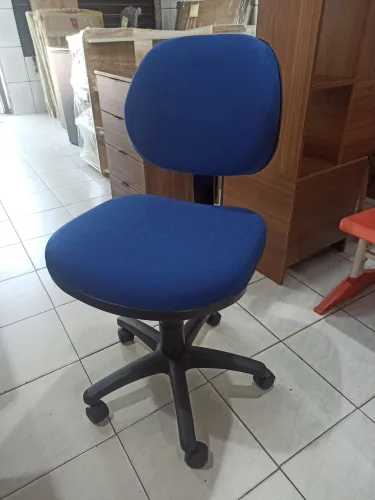 Cadeira giratória azul 